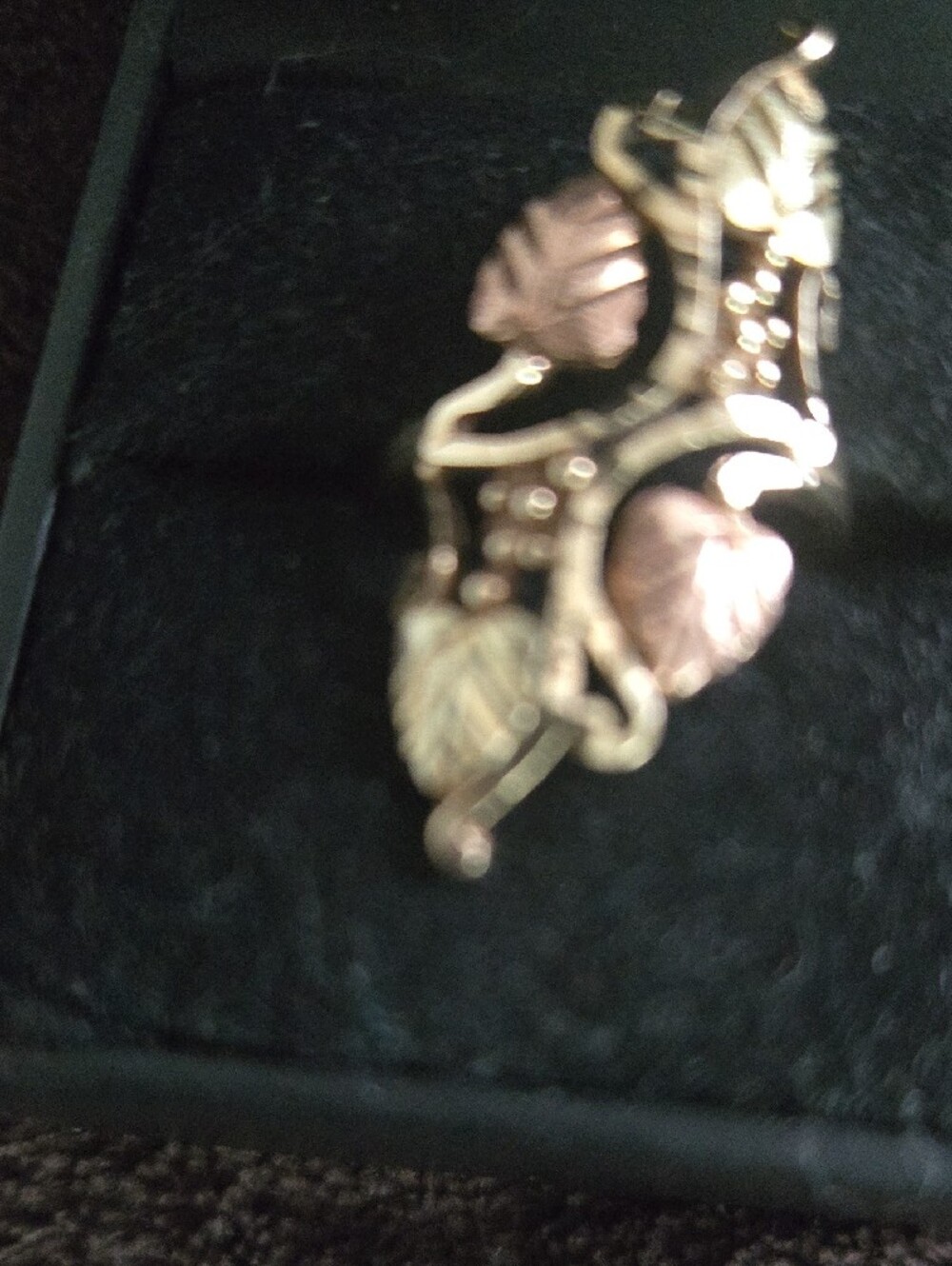 VINTAGE Black Hills10K Gold Leaf Motif Ring - Gold and Rose Gold Accents - Picture 5 of 7